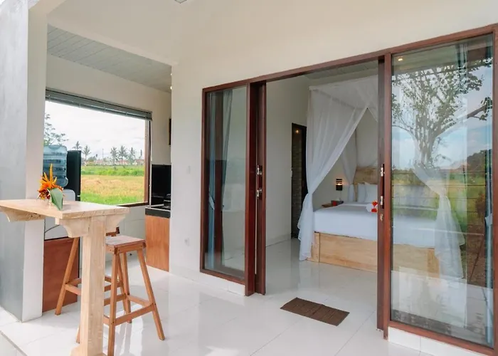 Putra House Lodge *